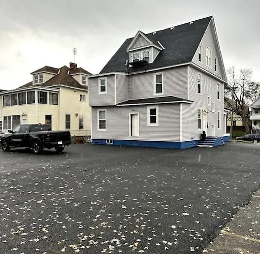 Newly 5 Star 3 Beds 1 Bath Ideal Short Term Rental