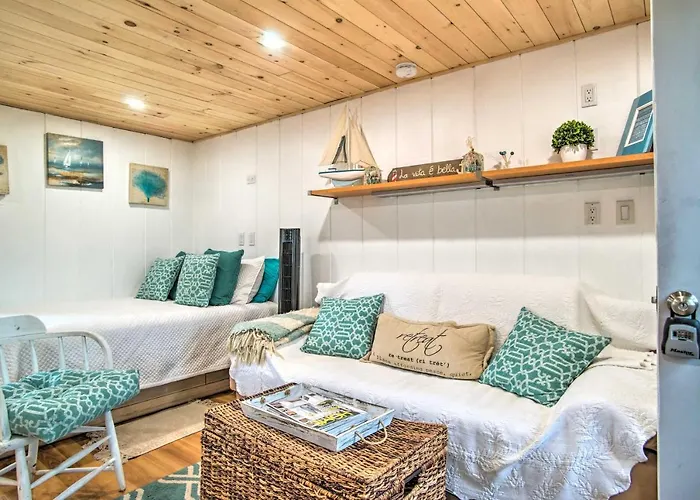 Walk To Beach: Bright & Cozy Cape Cod Studio!