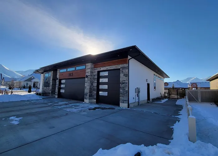 Spacious & Modern Apartment, Close To Universities And Mountains