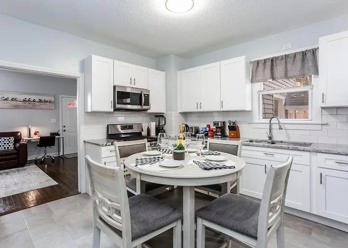 2 Bedroom Apartment Near Bristol Center