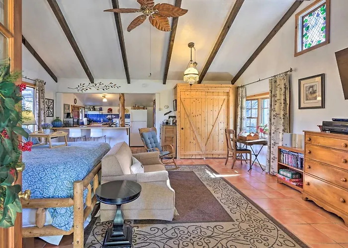 Cozy 'Story Book Barn Cottage' W/ Scenic View