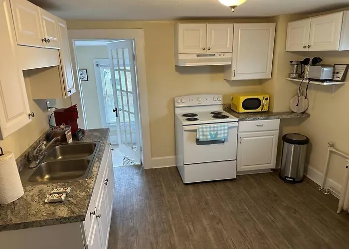 The Yellow Door 3-Bedroom Downtown Near Vt&Ru