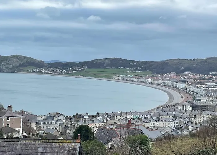 Beautifully Presented Victorian Apartment Within Walking Distance To Llandudno Beach
