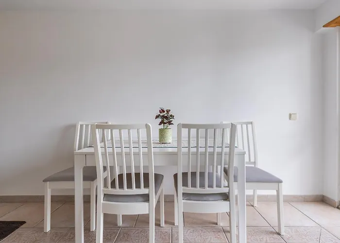 Sunny 2 Bdr Apartment By Lovelystay