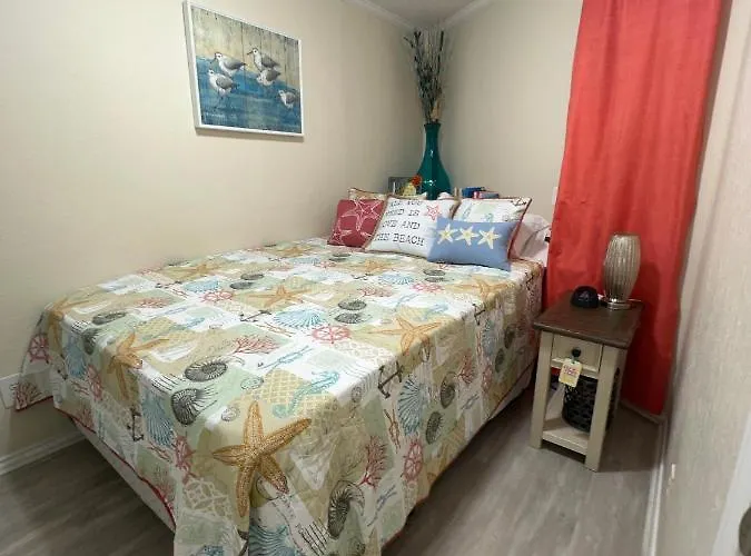 Sun Splashed Condo! Steps To Beach And 2 Pools Galveston Island