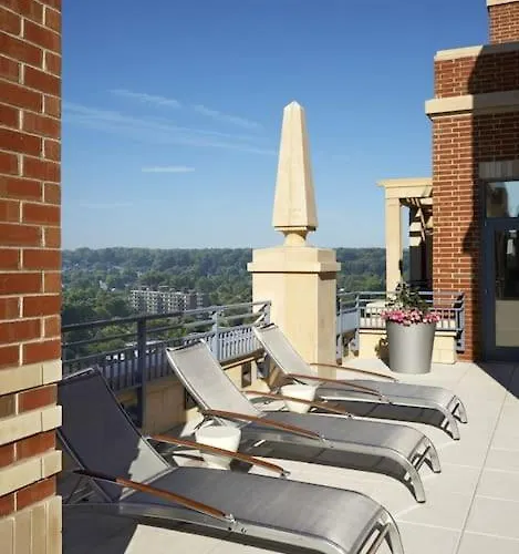 Upscale Comfort Next To Metro And Dining