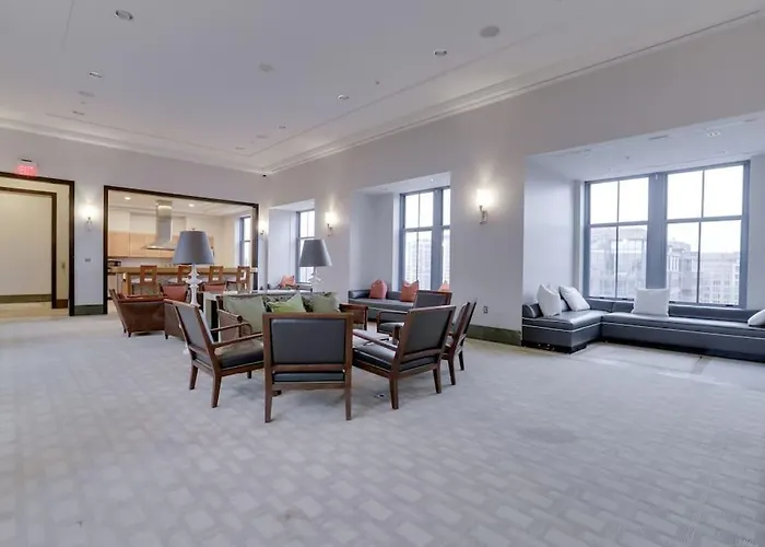 Upscale Comfort Next To Metro And Dining