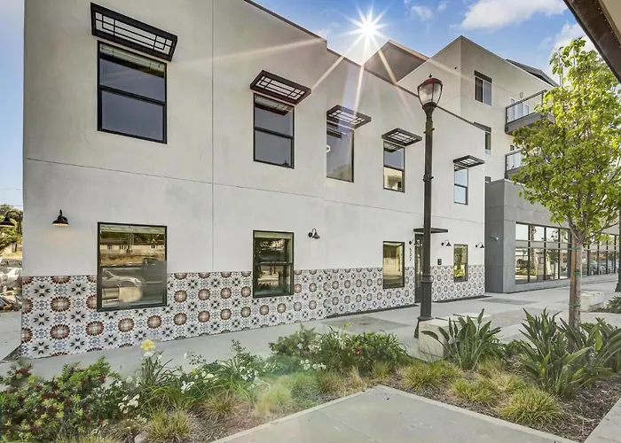 Two Bedroom - King In Master. Heart Of Downtown Vista