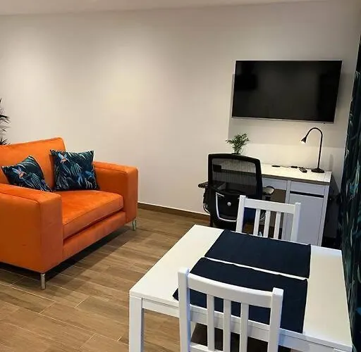 Cosy Detached Annexe With Free Off Street Parking & Air Con