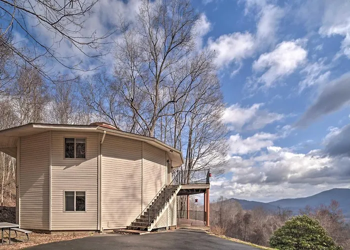 Apt W/ Wraparound Deck & Epic Views In Burnsville!