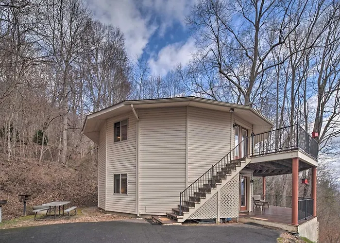 Apt W/ Wraparound Deck & Epic Views In Burnsville!