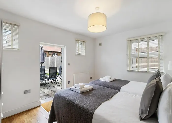 Two Bed Flat In Bush Hill Park