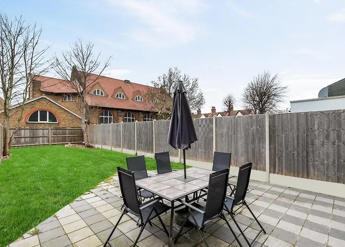 Two Bed Flat In Bush Hill Park