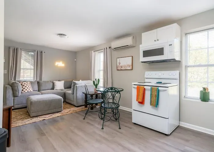 Plush 1 Bed Apt Near Five Points! Bring Your Pets!
