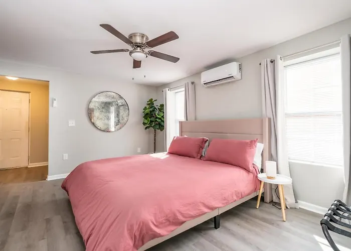Cozy 1 Bed Apt Near Five Points! Bring Your Pets!