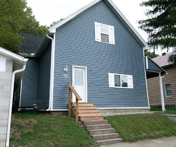 Downtown Farmhouse: Modern 3-Bed Apartment near Honeywell Theater