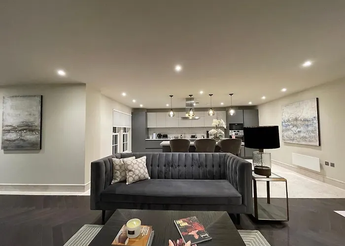 Stunning 2Ba, 2Br Apt, Desirable Chigwell Chcl F6