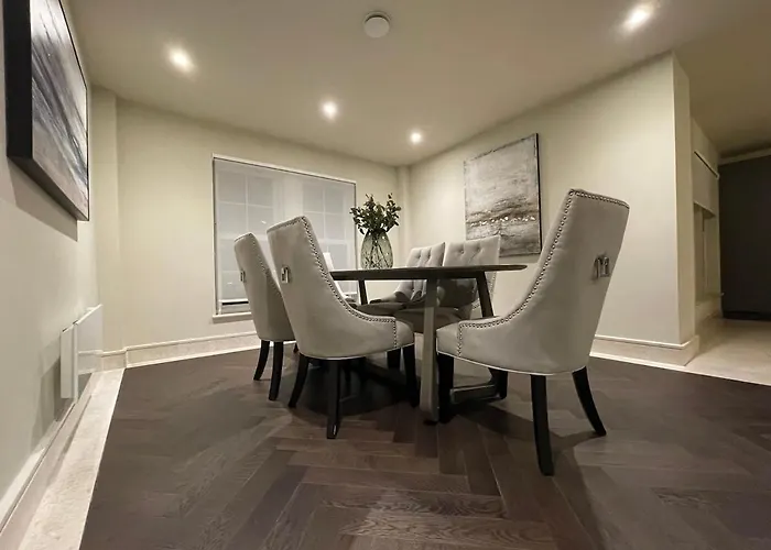 Stunning 2Ba, 2Br Apt, Desirable Chigwell Chcl F6