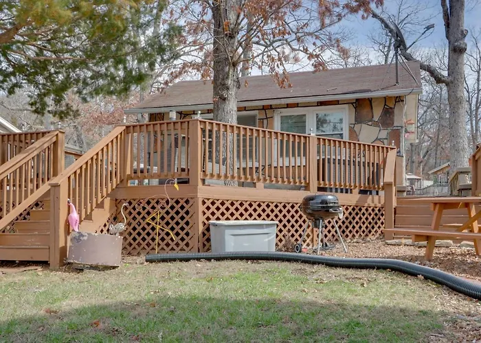 Cozy Camdenton Cottage W/ Deck + Boat Dock Access!