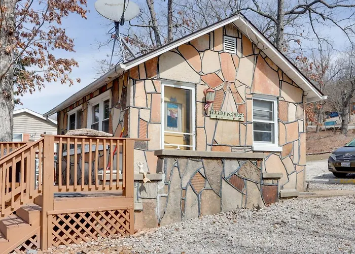 Cozy Camdenton Cottage W/ Deck + Boat Dock Access!