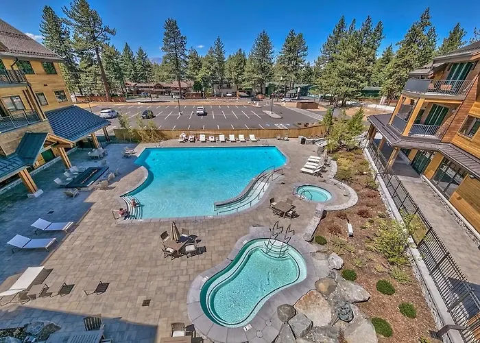 Luxury Residence - Gondola Across The Street Condo