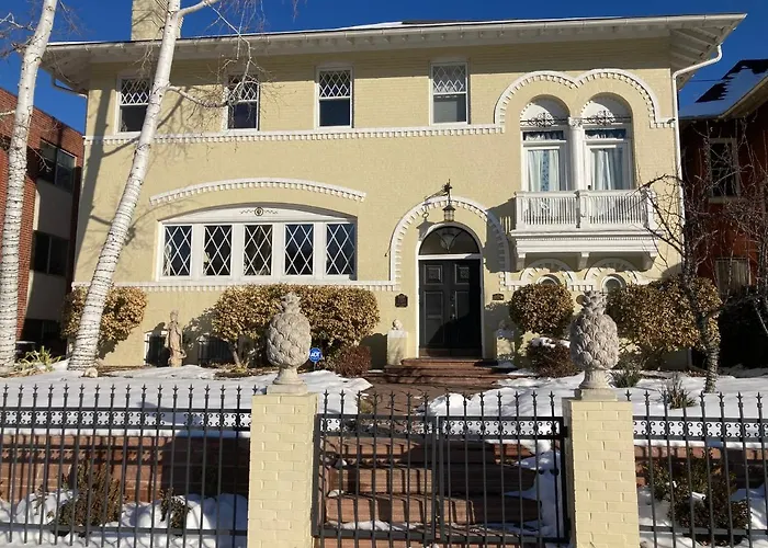 Pineapple House, Cozy Garden Apartment, City Center! Marble-Tiled Bathroom! Free Parking!
