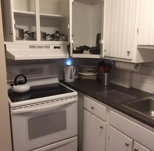 Bauer Terrace - Cozy 1 Bedroom Beside The Citadel