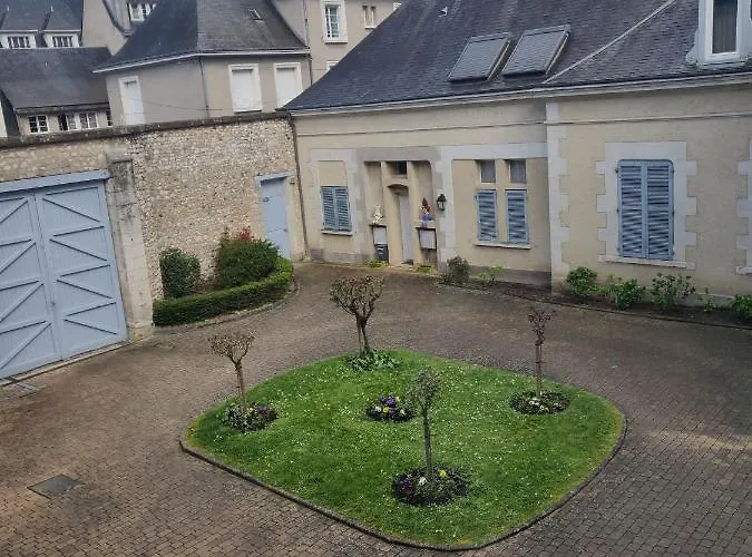 La Porte St Georges, Le Centre Ville