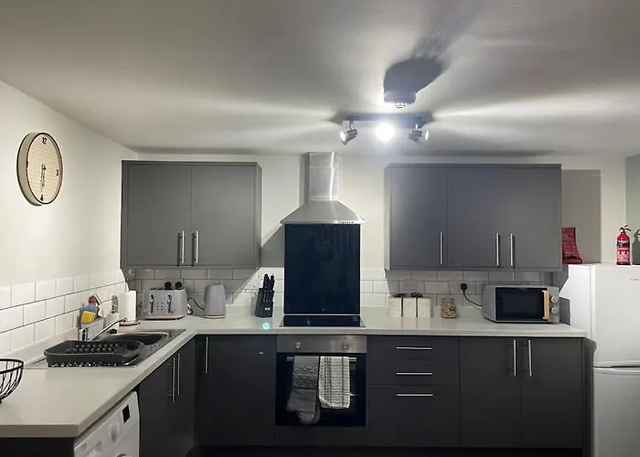 Cedar House By Shortstays4U A Modern 2 Bedroom House With Free Parking In Town Centre!