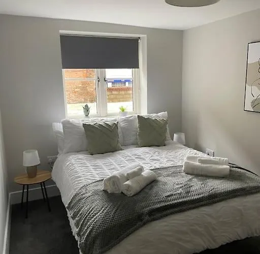 Cedar House By Shortstays4U A Modern 2 Bedroom House With Free Parking In Town Centre!
