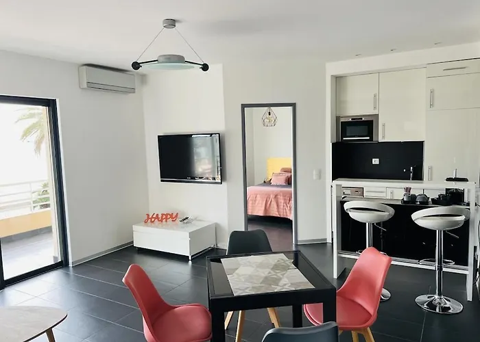 T2 Panoramic Seaview: Beachfront Comfort for Two