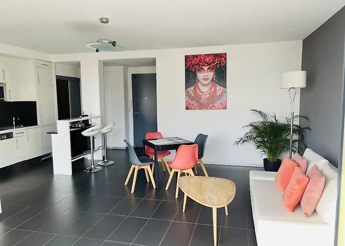 T2 Front De Mer 2Pers 1 Minute De La Plaget2 De 44 M2 Plus Terrasse 16M2 , Vue Mer Panoramique Et En Face De La Plage Cet Appartement Refait A Neuf Beneficie D'Un Confort Et D Un Equipement Optima Cet Appartement Est Ideal Pour 2 Personnes Avec Sa Ch