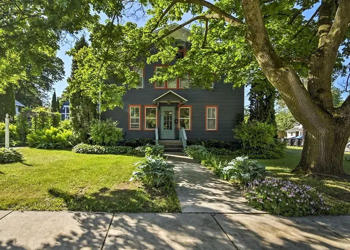 Walk To Dtwn Shops & Eats: Sturgeon Bay Retreat