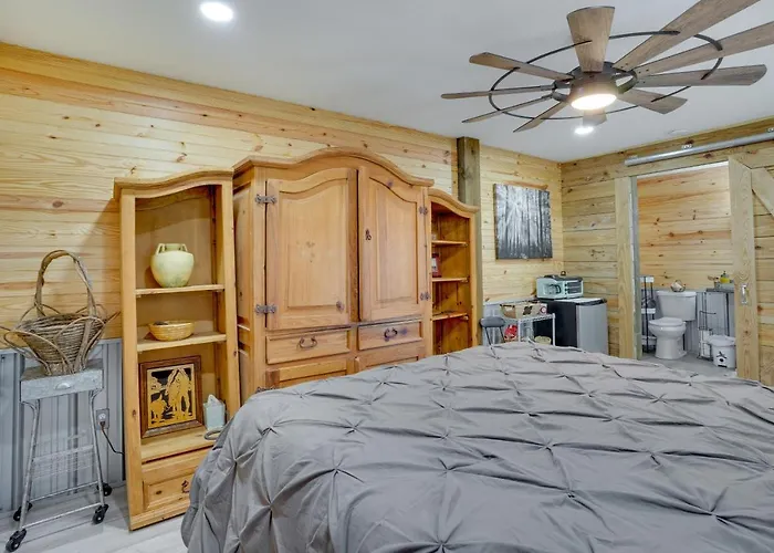 Farm Stay: Modern Barndominium In Lakeland!