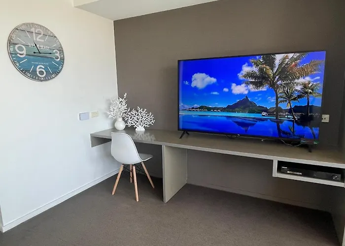 Aqua 306 Poolside Luxury Apartment , Honeysuckle, Newcastle Free Parking
