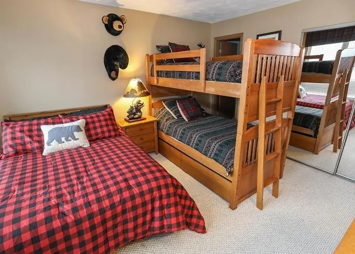 Seven Springs Woodridge 4 Bedroom Premium Condo, Sleeps 10, Deck With Mountain Views Condo