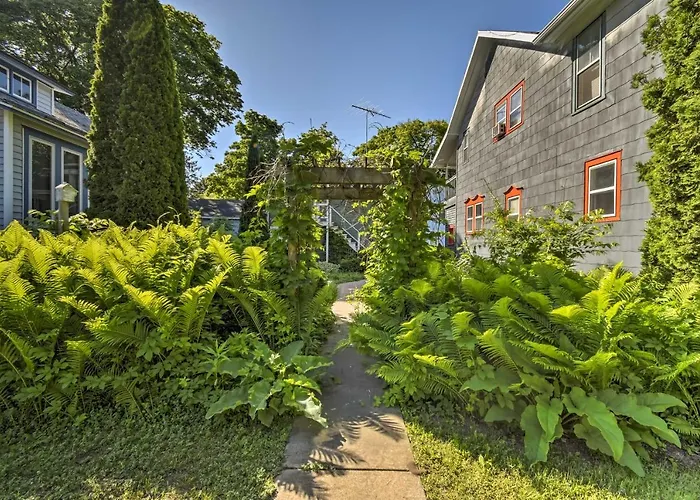 Walk To Dtwn Shops & Eats: Sturgeon Bay Retreat