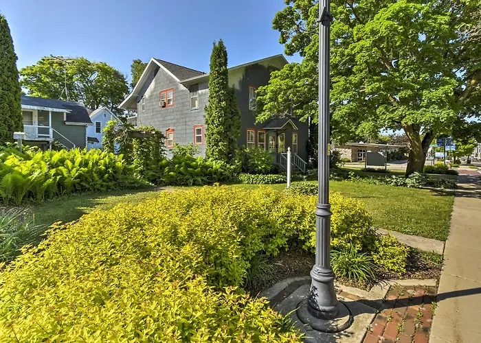 Walk To Dtwn Shops & Eats: Sturgeon Bay Retreat