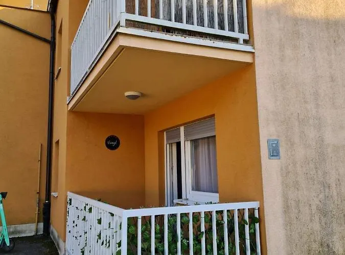 Apartman Vinyl - Self Check-In