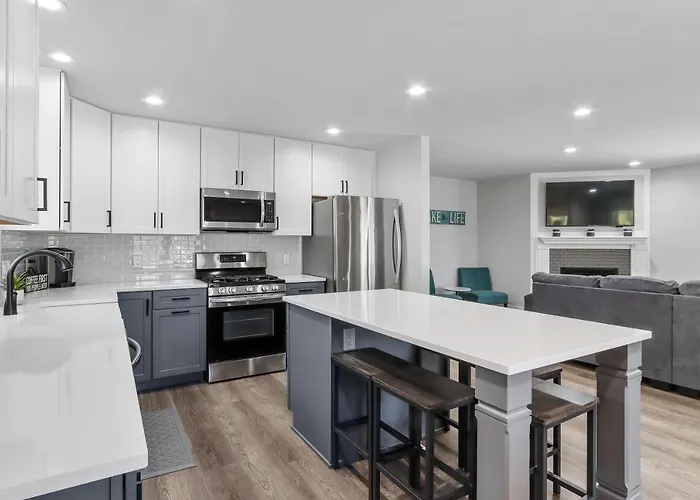 Williams Bay House - Cherry Street Retreat