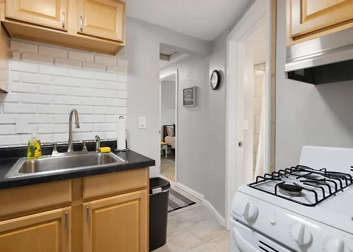 Great Location! 2Br - King Bed - Private Laundry