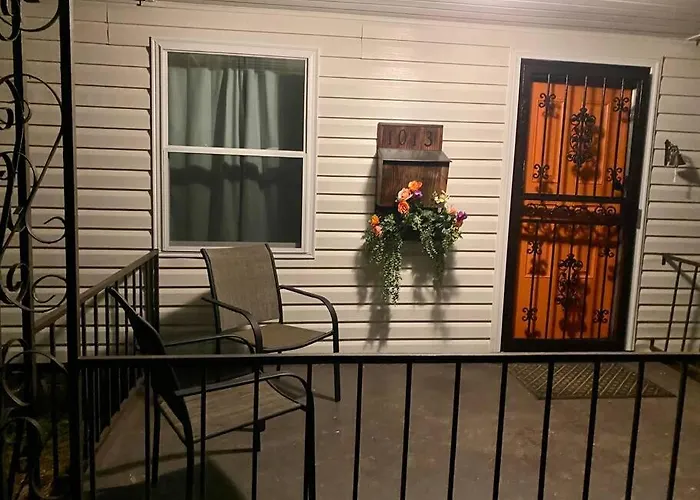 Serene And Modern 5 Location, Queen Bed, Parking