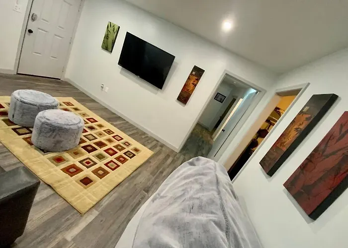 Serene And Modern 5 Location, Queen Bed, Parking