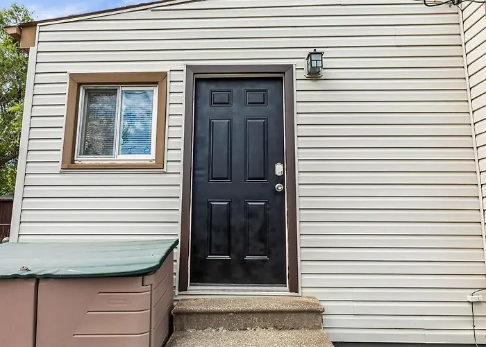 Spacious 3 Bedroom - Sleeps 8 - Central Location