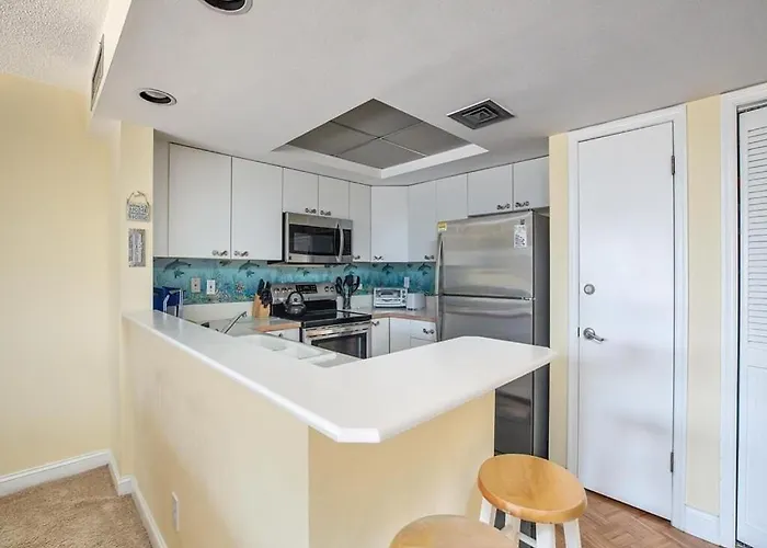 1B/1B Condo With Ocean Views, Resort Style, Free Wifi, Few Steps To The Beach!!