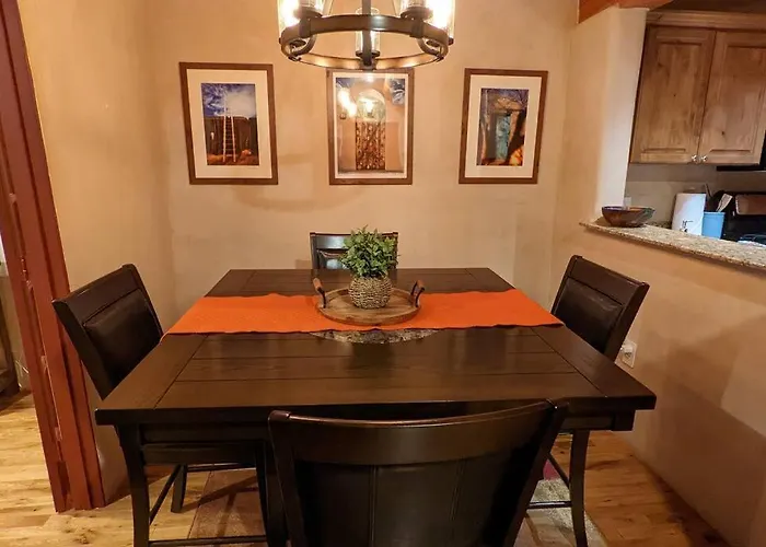 Santa Fe Oasis: Cozy Retreat with Hot Tub Near Town Square
