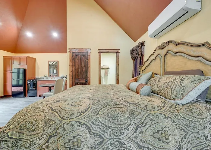 Blissful Broken Bow Studio: Fire Pit & Jacuzzi Tub