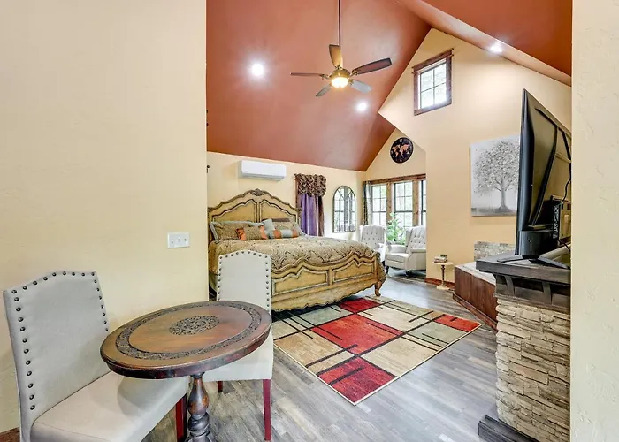Blissful Broken Bow Studio: Fire Pit & Jacuzzi Tub