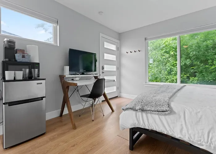 Detached 1 Bed 1 Bath In-Law Suite 3 Miles From Downtown!