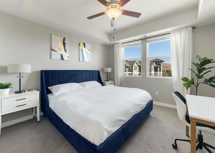 Sparks 2Br Waterfront - Spring Getaway & Rooftop